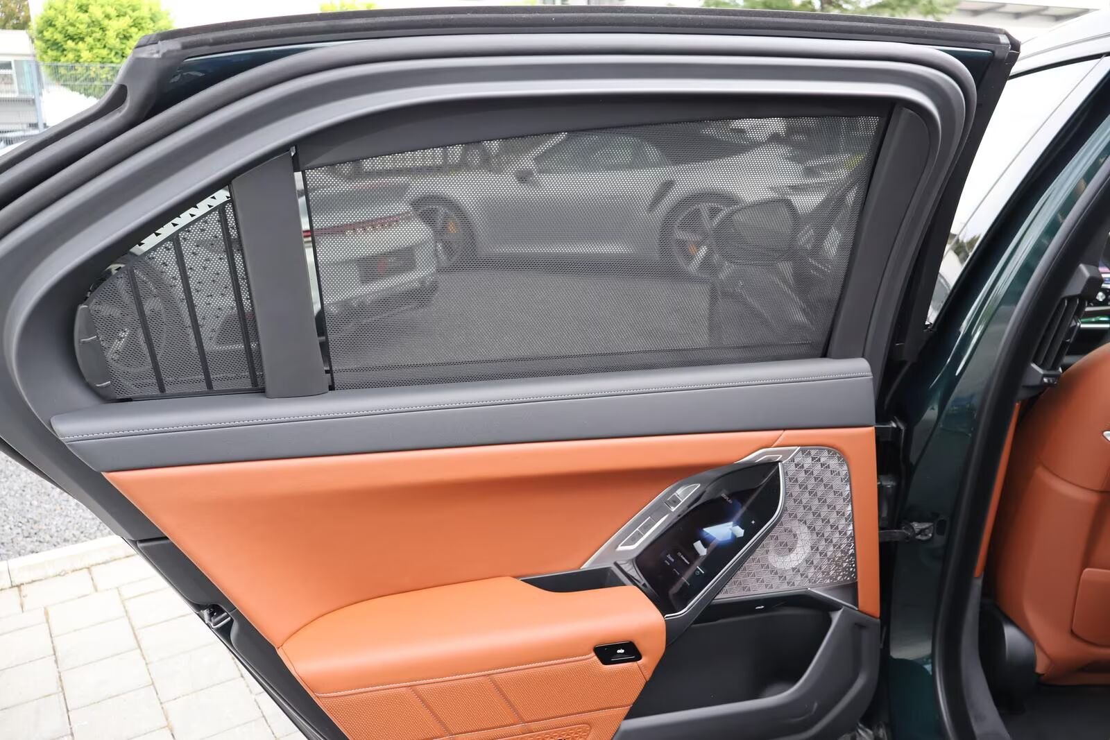 BMW 750e xDrive M Sport-INDIVIDUAL 8