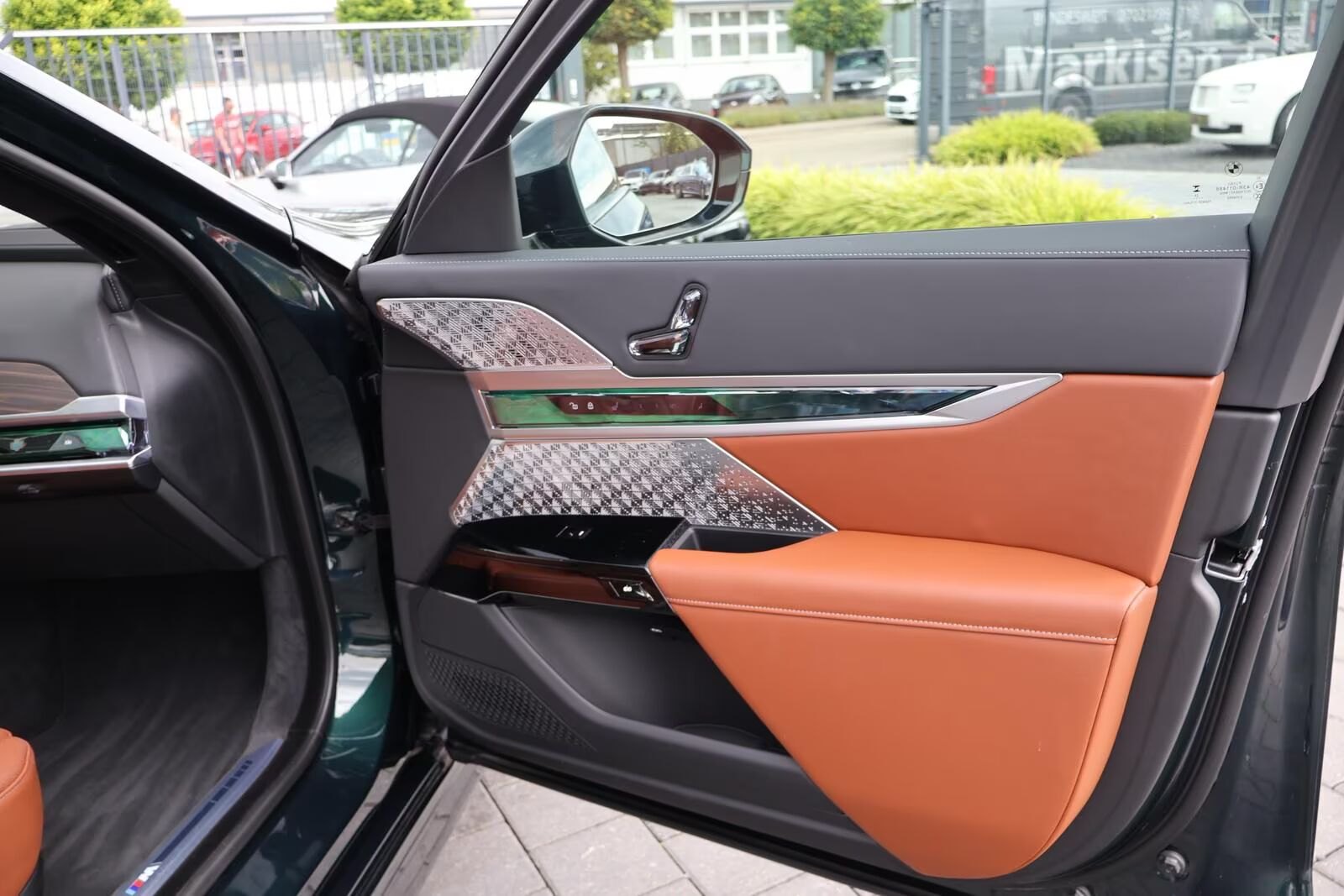 BMW 750e xDrive M Sport-INDIVIDUAL 12