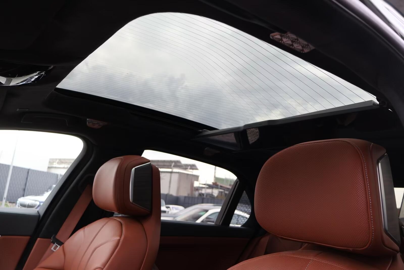 BMW 750e xDrive M Sport-INDIVIDUAL 15