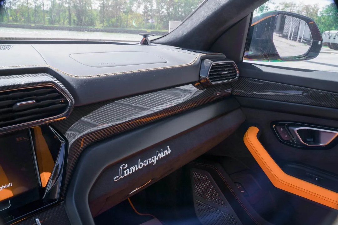 Lamborghini Urus 14