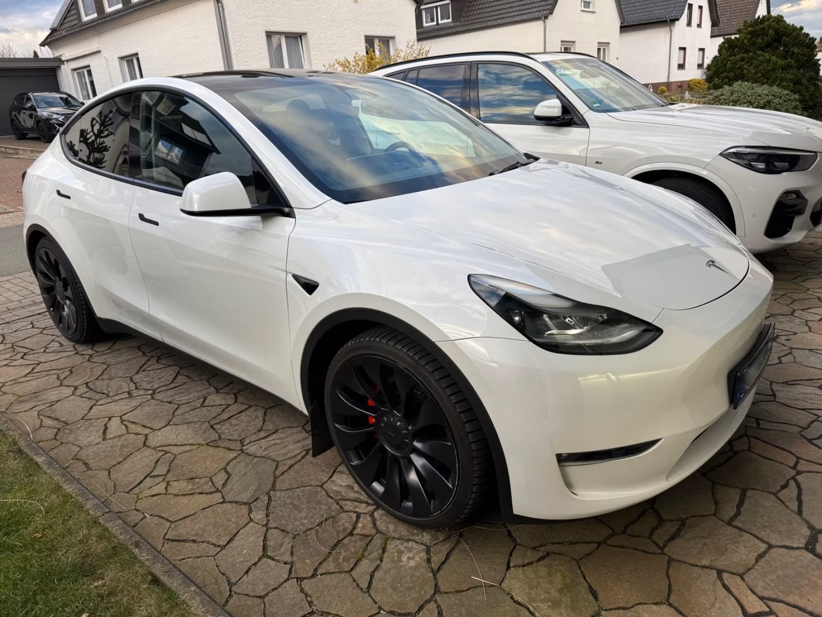 Tesla Model Y Performance Dual AWD 2