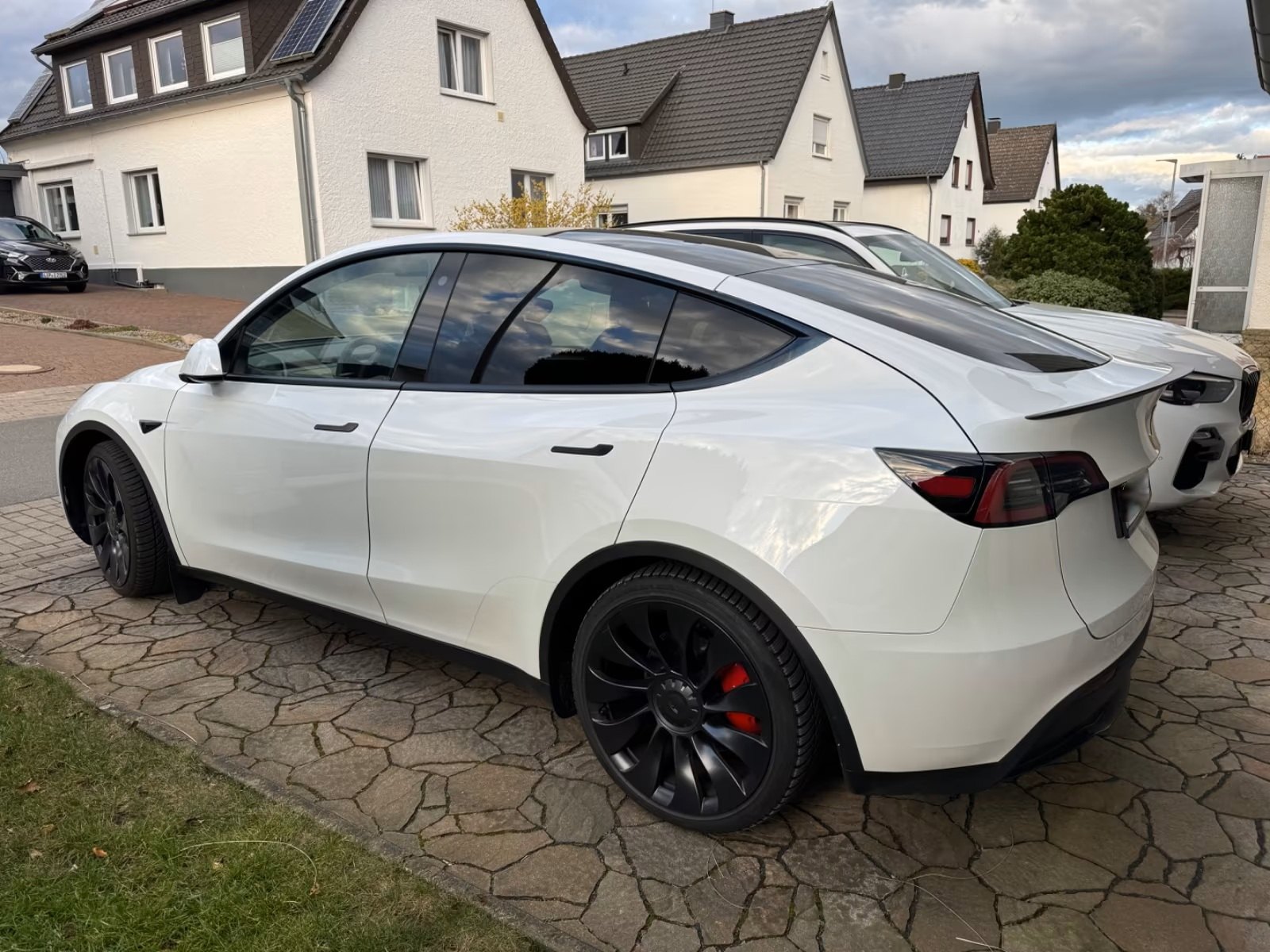 Tesla Model Y Performance Dual AWD 3