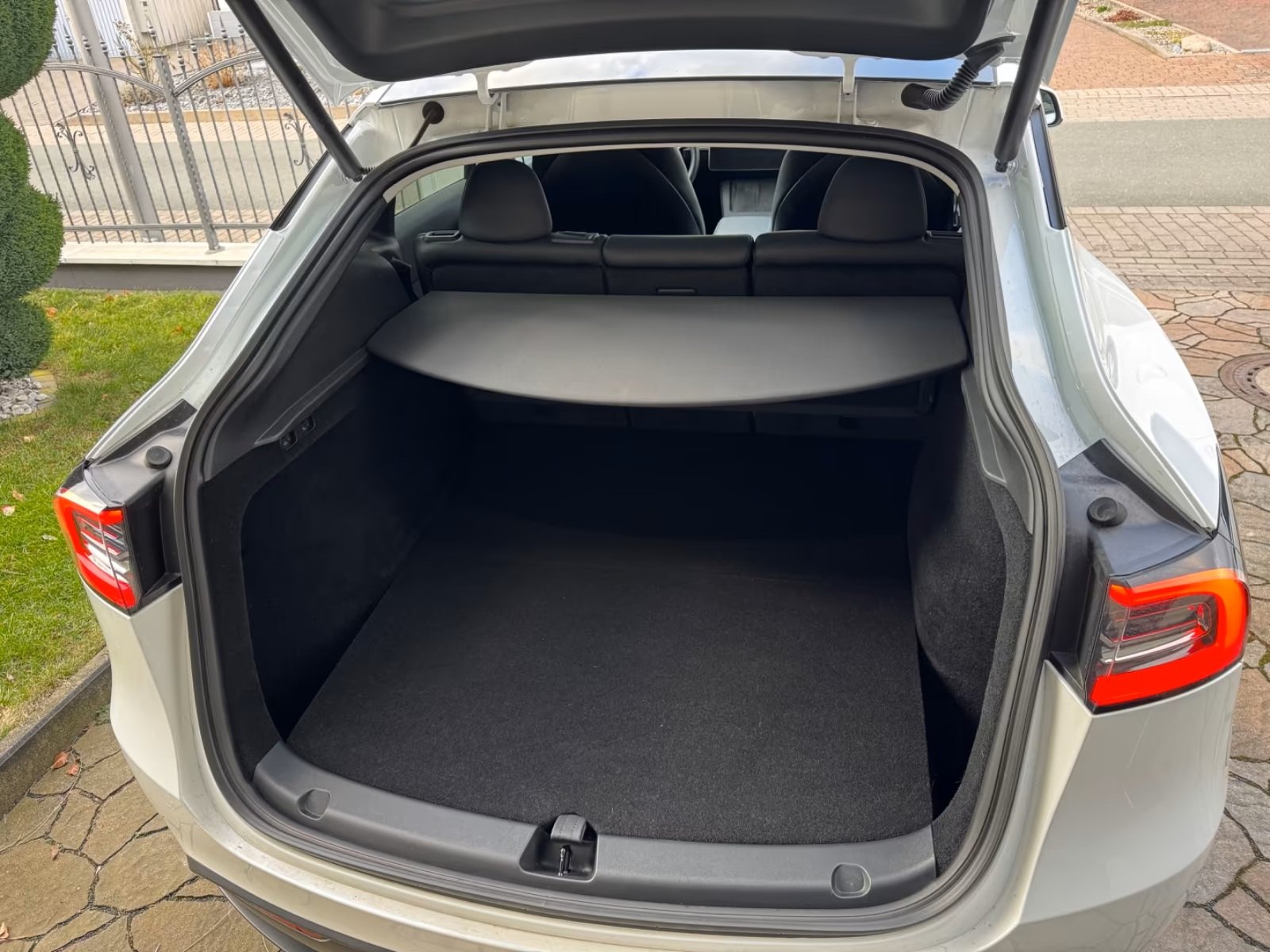 Tesla Model Y Performance Dual AWD 6