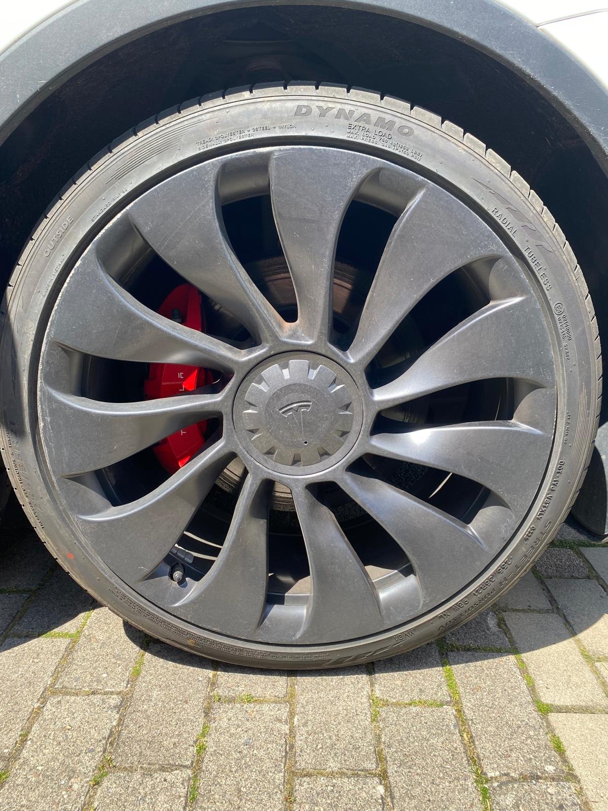 Tesla Model Y Performance Dual AWD 9